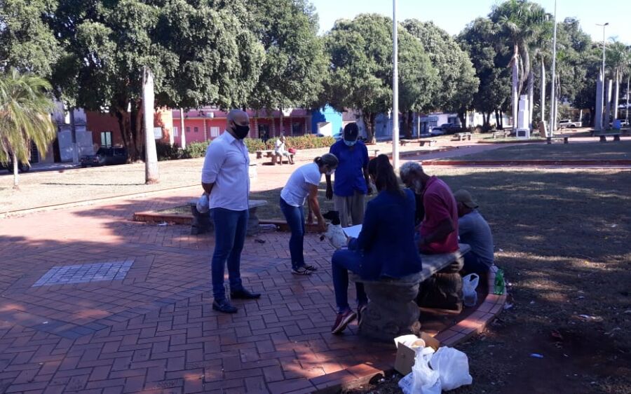 Prefeitura entrega máscaras de proteção contra covid-19 a pessoas em situação de rua