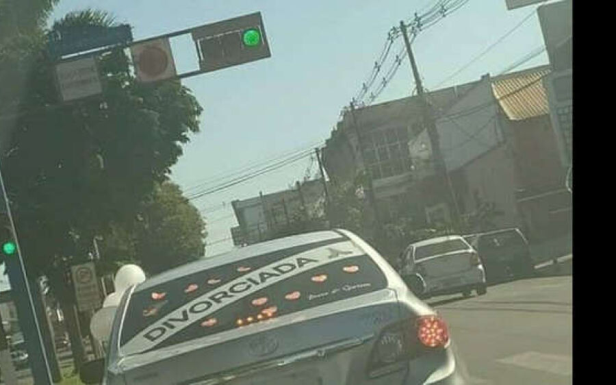 Mulher comemora divórcio, adesiva carro e vira estrela em MS