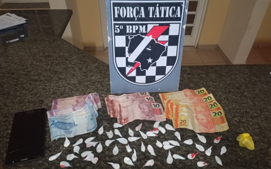 Polícia Militar fecha boca de fumo, prende autor e apreende dinheiro, celular e droga em Coxim
