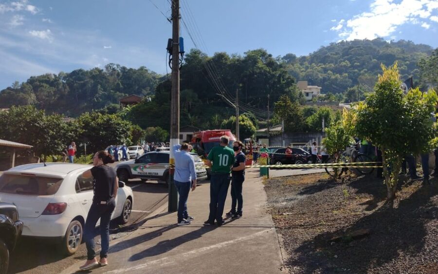 Jovem invade escola e mata 3 crianças e uma professora