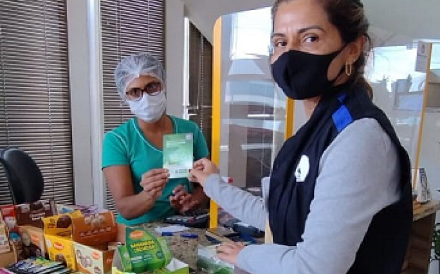 Procon de Coxim entrega informativo e Código de Defesa do Consumidor em estabelecimentos comercias.