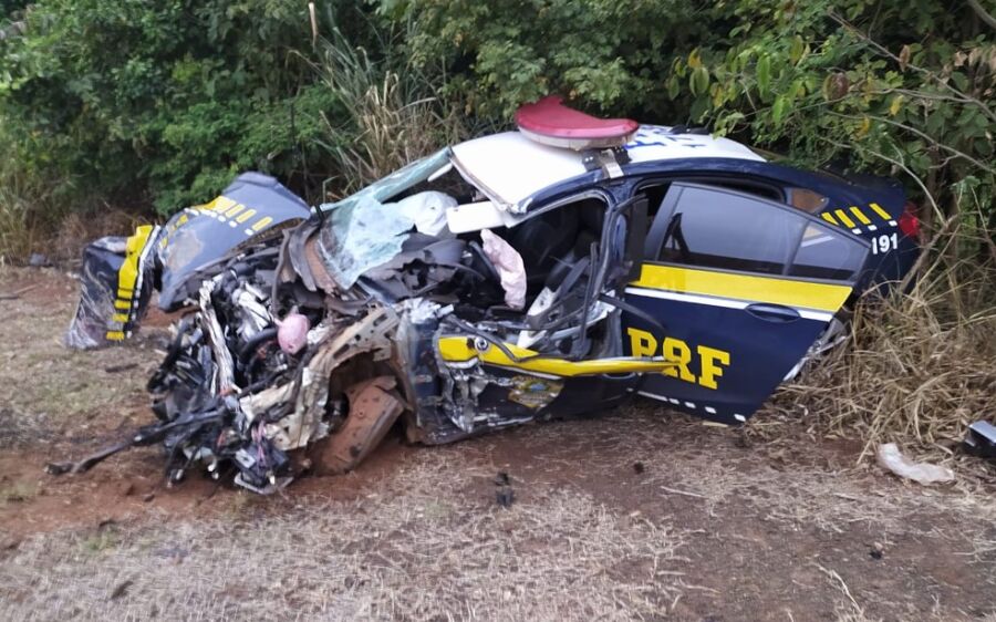 Viatura da PRF fica completamente destruída após colidir na lateral de caminhão na BR-163