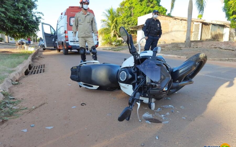 Condutora de carro cruza avenida e provoca colisão com motocicleta em Coxim