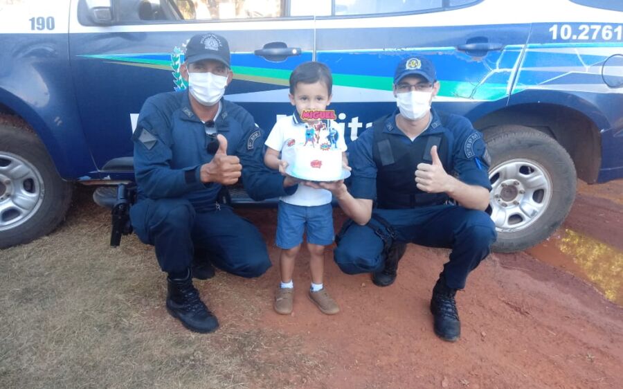 Polícia Militar é chamada para prestigiar aniversário de criança em Rio Verde