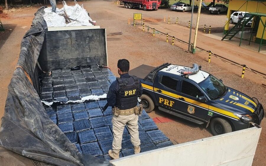 PRF apreende mais de 7,5 toneladas de maconha escondidas sob carga de farelo de osso, em MS