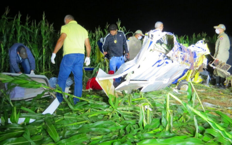 Corpos de vítimas de acidente aéreo são resgatados em milharal