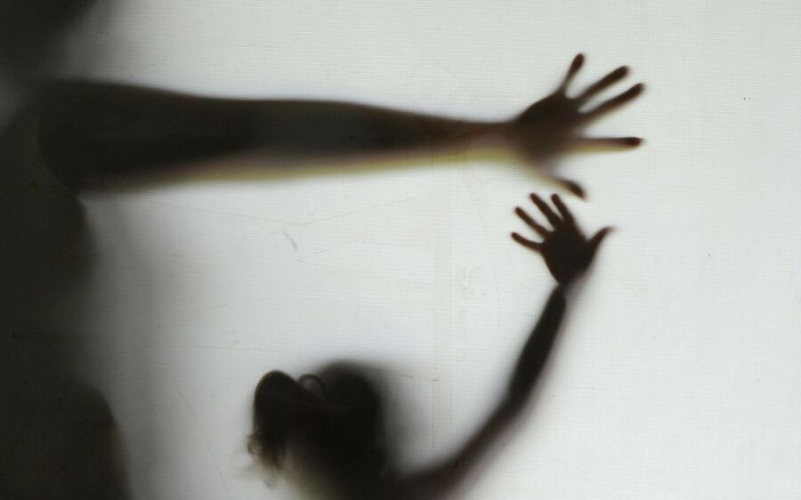 Mulher é agredida e enforcada até desmaiar por marido durante festa