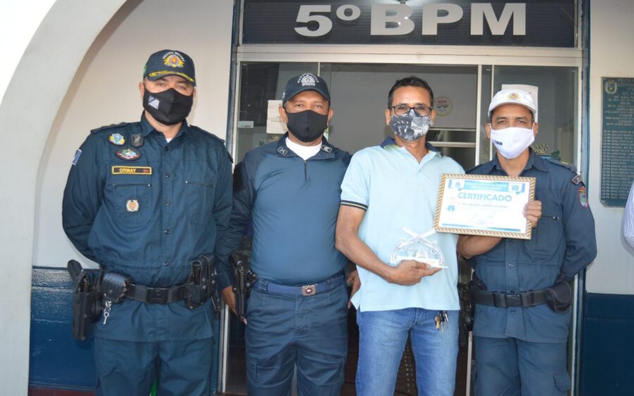 PM em Coxim homenageia policial transferido para reserva