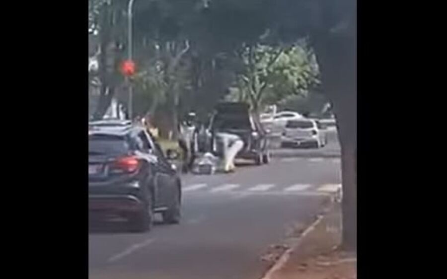 VÍDEO: Caixão cai de carro funerário no Centro e assusta moradores em MS