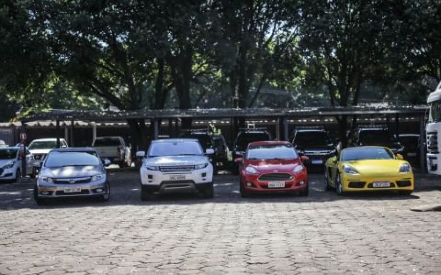 PF e Receita apreenderam carrões de luxo, entre eles Porsche avaliado em R$ 400 mil