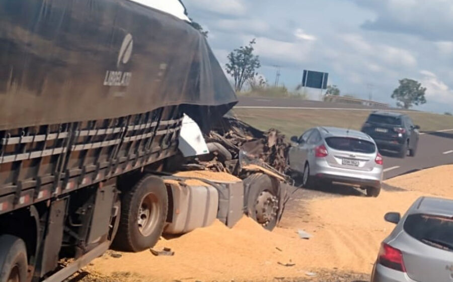 Motorista sofre ferimentos leves após colisão na traseira de caminhão na BR-163