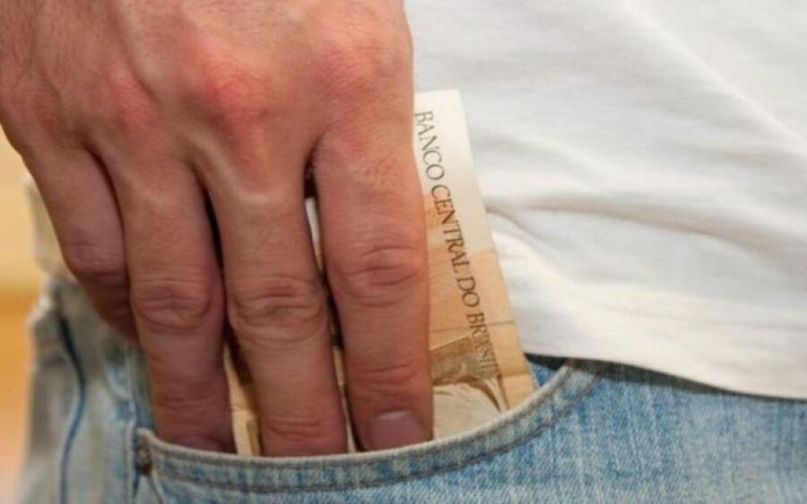 Com depósito nesta segunda-feira, Mês dos Namorados começa com salário na conta