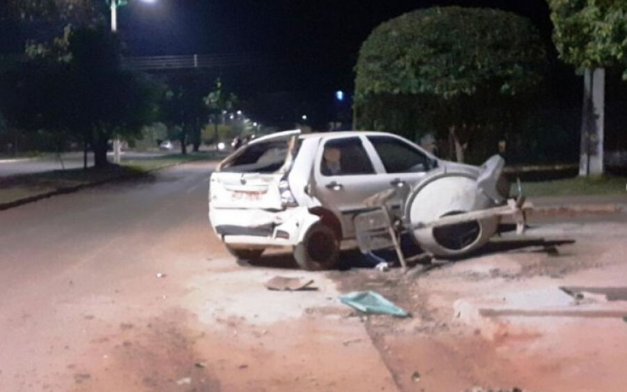 Mulher embriagada perde controle de veículo e colide em carro estacionado em Rio Verde