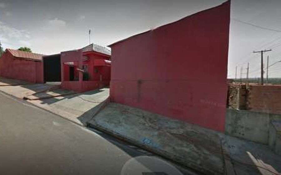 Homem mexe no celular da esposa e se joga do telhado de motel