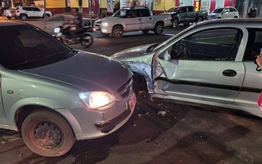 Acidente entre dois carros em cruzamento de avenida resulta em danos materiais