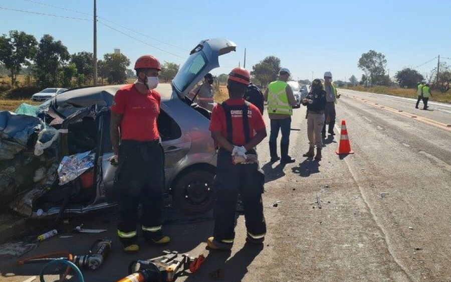 Acidente entre carro e carreta mata mulher de 30 anos na BR-158, em MS