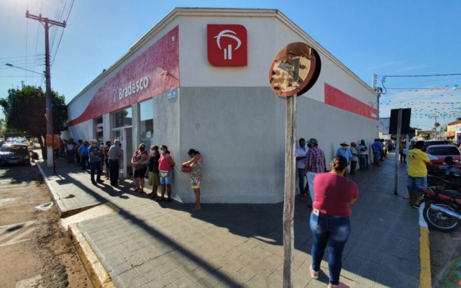 Após lockdown de quatro dias, centro de Coxim bomba de gente e registra filas ‘quilométricas’
