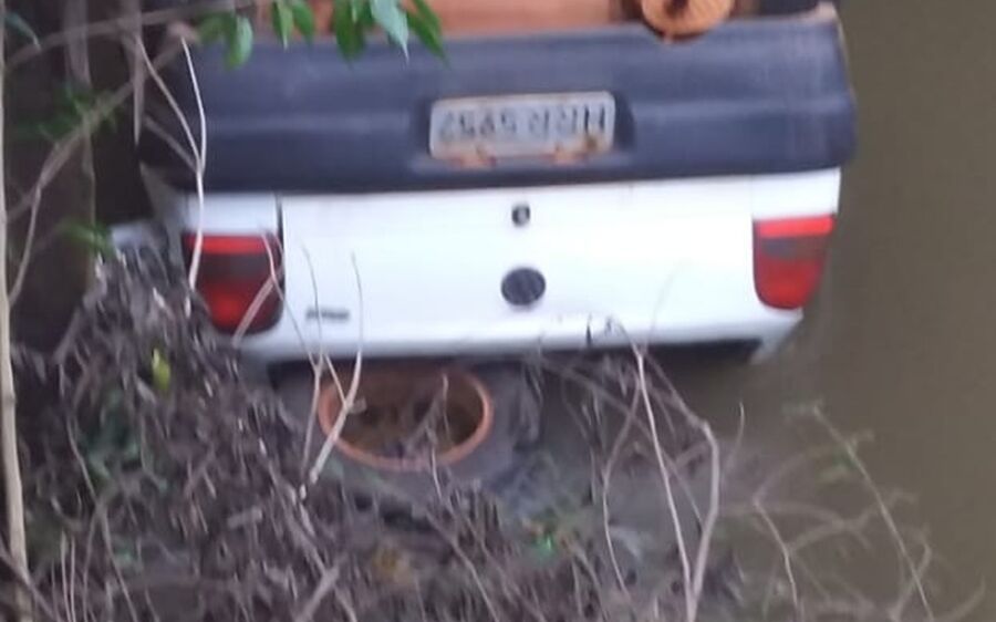 Homem achado morto dentro de carro submerso teria matado outra pessoa e fugia