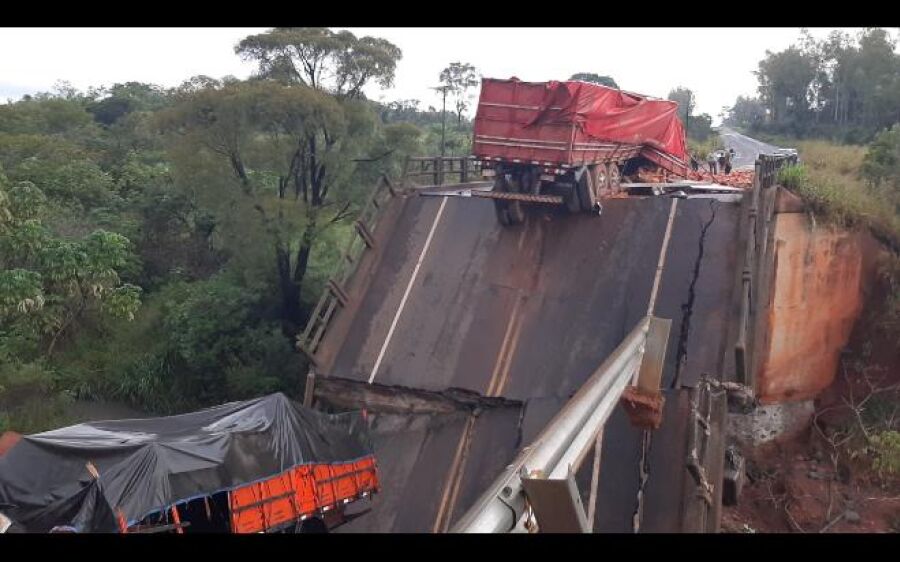 Ponte cai na fronteira entre MS e Paraguai e deixa duas pessoas mortas