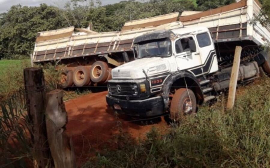 Carreta carregada com sucata derruba parte da carga em estrada na zona rural de Pedro Gomes