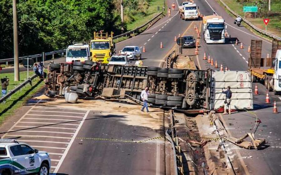 Motorista que tombou carreta na BR-163 estava bêbado