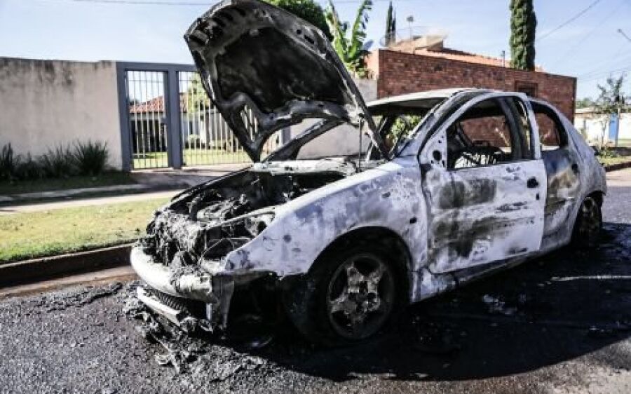 Deu ruim: Carro pega fogo e fica destruído logo após sair de oficina em Campo Grande