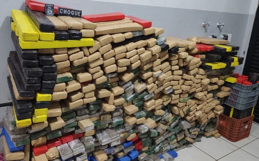 Dupla é presa com duas toneladas de maconha em carros com placas falsas, na capital de MS