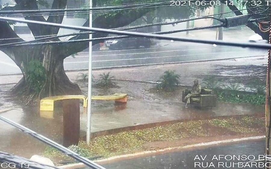 Após vandalismo, escultura de Manoel de Barros já conta com câmera de segurança e aguarda revitaliza