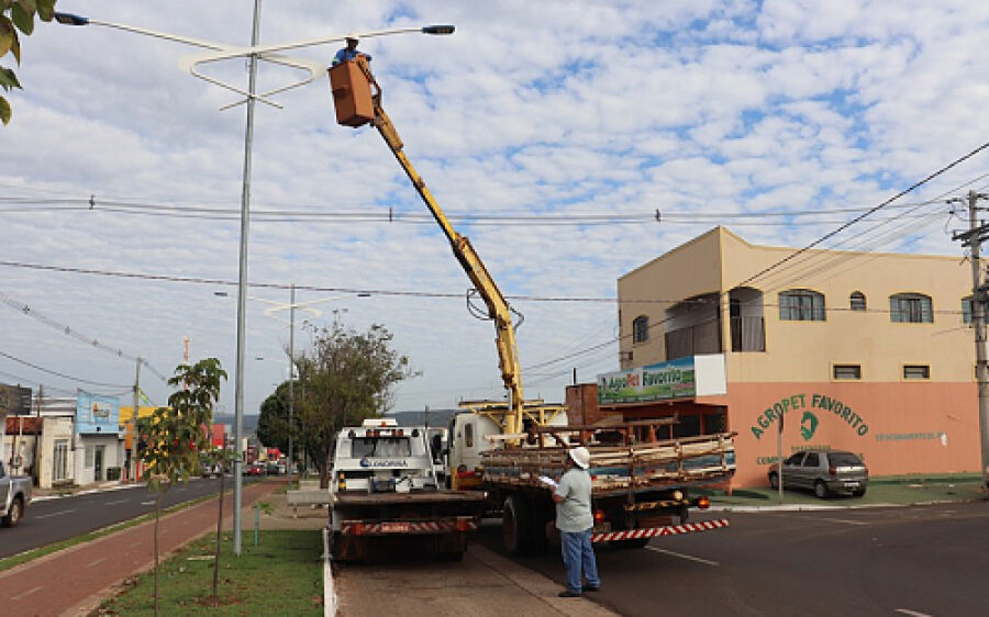 Setor de iluminação retira lâmpadas Led para ser feito reparo ou troca por garantia
