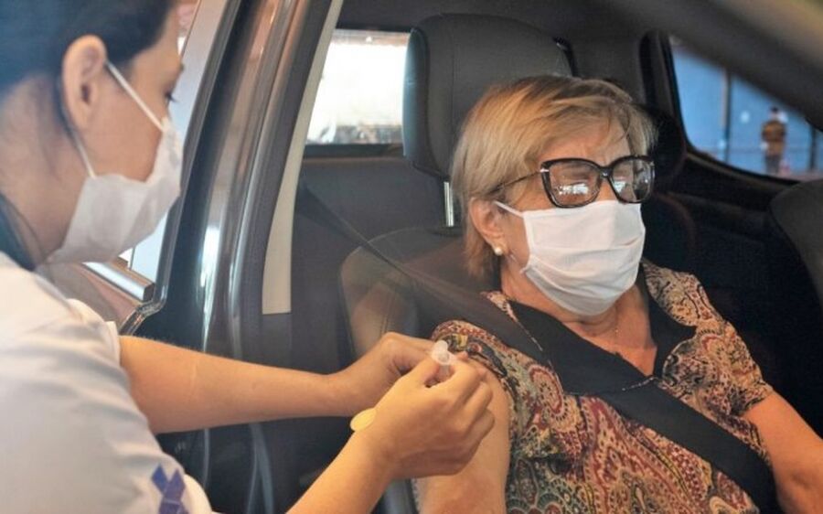 Campo Grande retoma vacinação nesta sexta e imuniza pessoas de 49 anos a mais e 2ª dose de CoronaVac