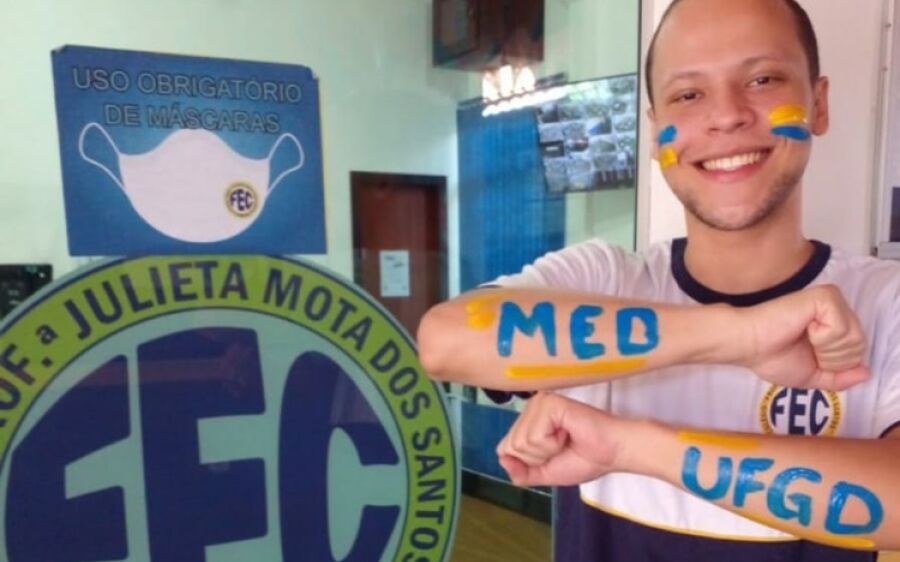 Apoiado no ensino FEC, aluno do cursinho pré-vestibular Bruno Nascimento é aprovado em medicina 