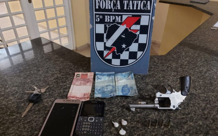 Adolescente é apreendido e jovem preso com drogas, munições e arma