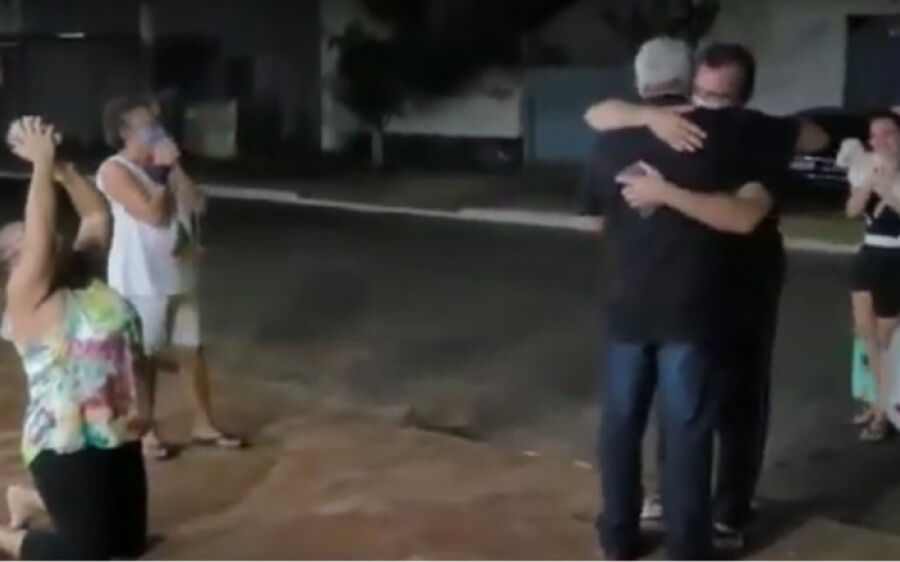 Grata a Deus, mãe recebe filho que venceu o Coronavírus de joelhos em Coxim