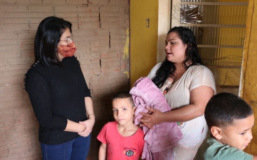 Distribuição de cobertores para famílias carentes coincide com chegada do inverno