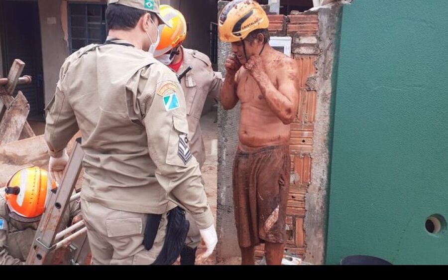 Ao cavar fossa, trabalhador fica soterrado e é socorrido pelos bombeiros