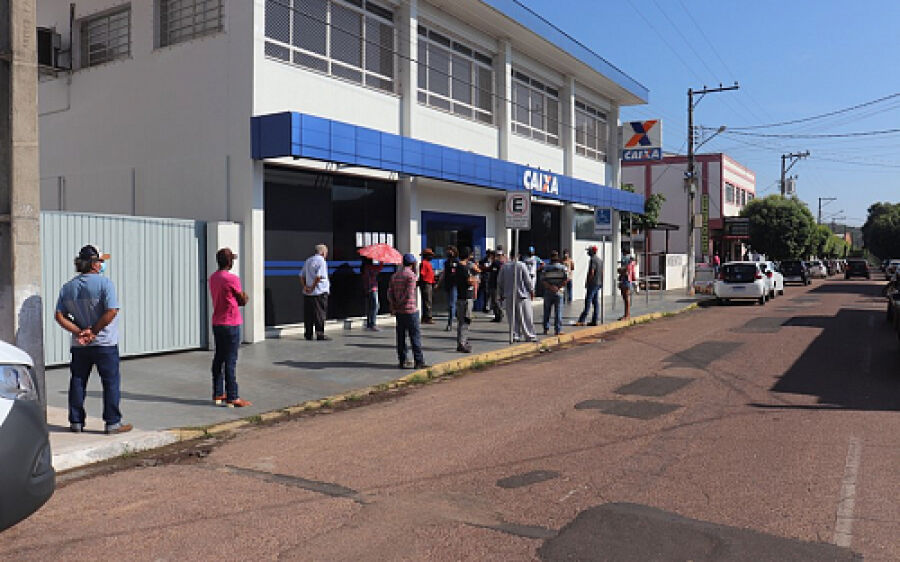 Procon de Coxim autua agência bancária por longa fila
