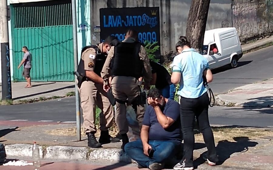 Policial militar mata cachorro a tiros em rua de BH