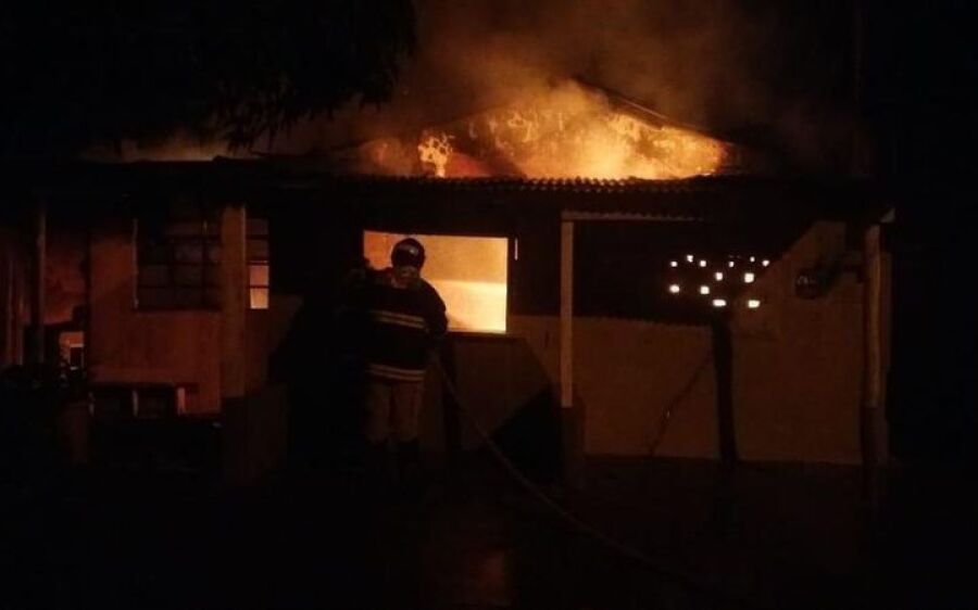 Avó nega dinheiro para neto que a espanca com socos e incendeia casa