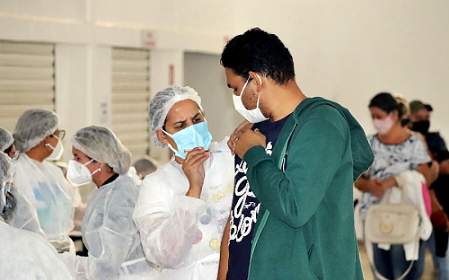 Coxim vacina pessoas com idade a partir de 40 anos neste sábado