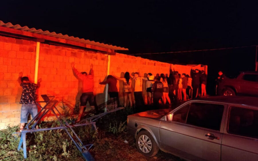 Polícia Militar encerra festa clandestina e conduz 11 pessoas à Delegacia