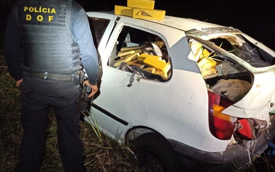 Traficante foge em alta velocidade e capota carro carregado de maconha