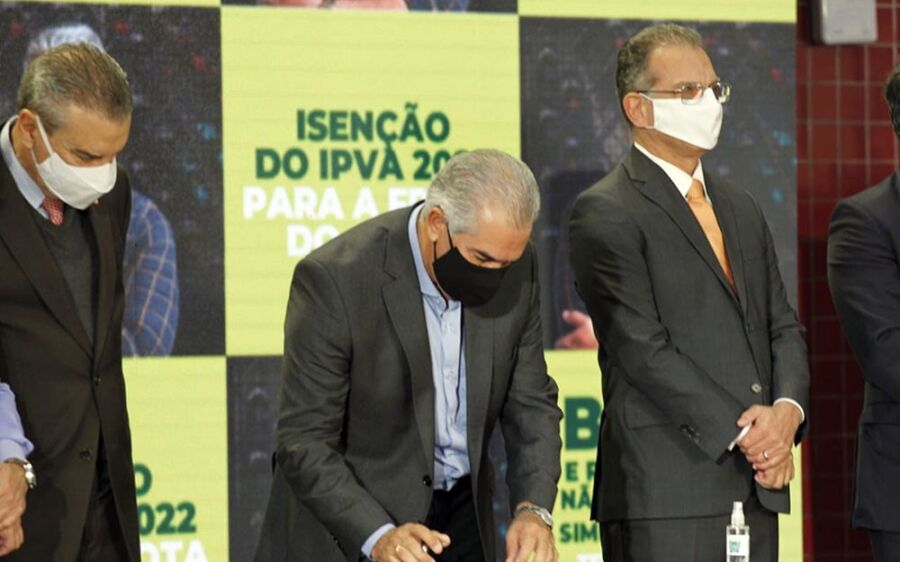 Reinaldo Azambuja antecipa  metade do 13º salário dos servidores