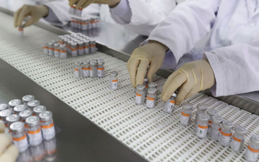Coronavac é segura e induz resposta imune em crianças e adolescentes, diz estudo