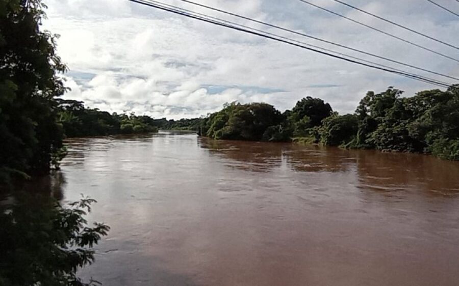 Bêbada, mãe tenta afogar filhos em rio e acaba presa pela PM