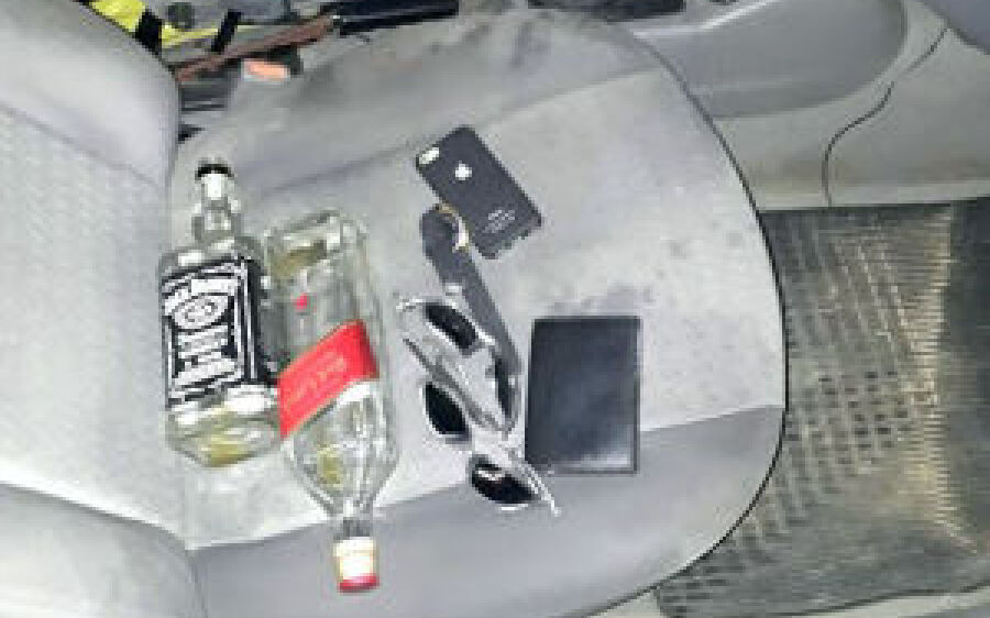 Motorista bêbado dirige em zigue-zague, bate em tabacaria, foge e acaba preso