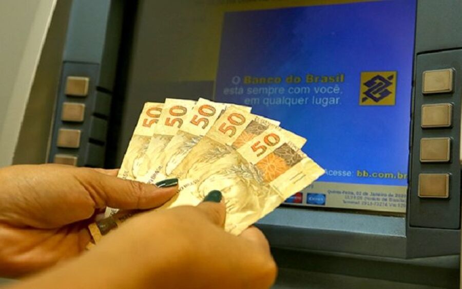 Servidores já podem sacar salários de junho e 1ª parcela do 13º
