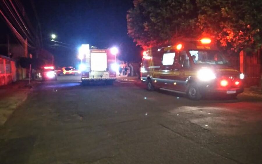 Homem ateia fogo em casa da namorada no Jardim Imá em Campo Grande