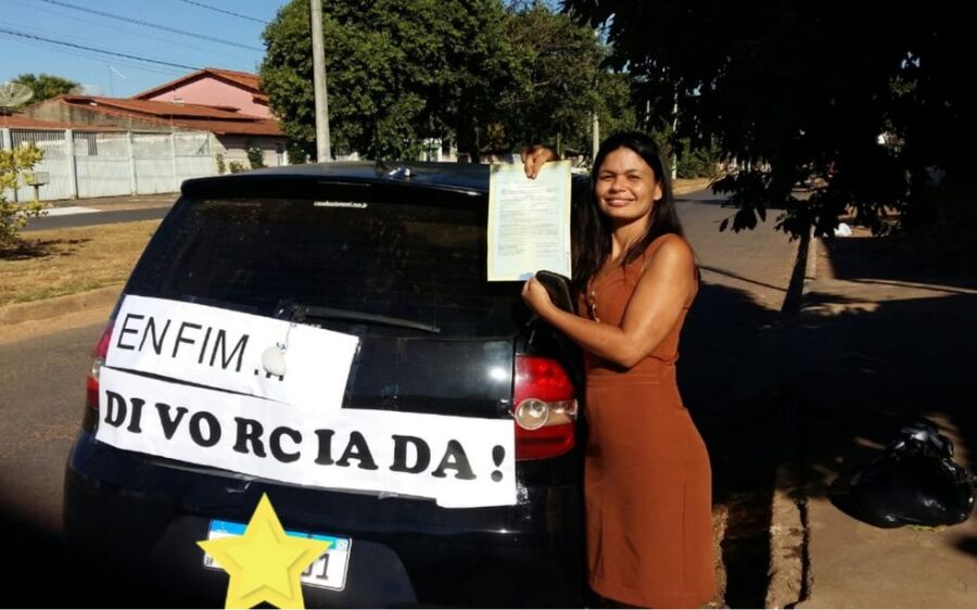 Professora coloca faixa 