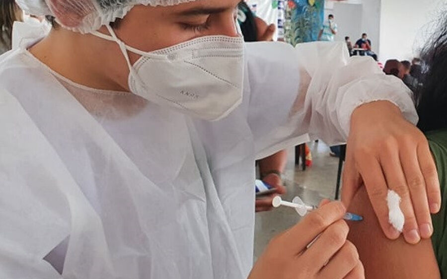 Coxim imuniza público de 35 anos e aplica segunda dose de Astrazeneca e Coronavac