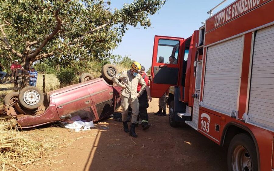 Idoso tem cabeça esmagada e morre após capotar carro em estrada de terra